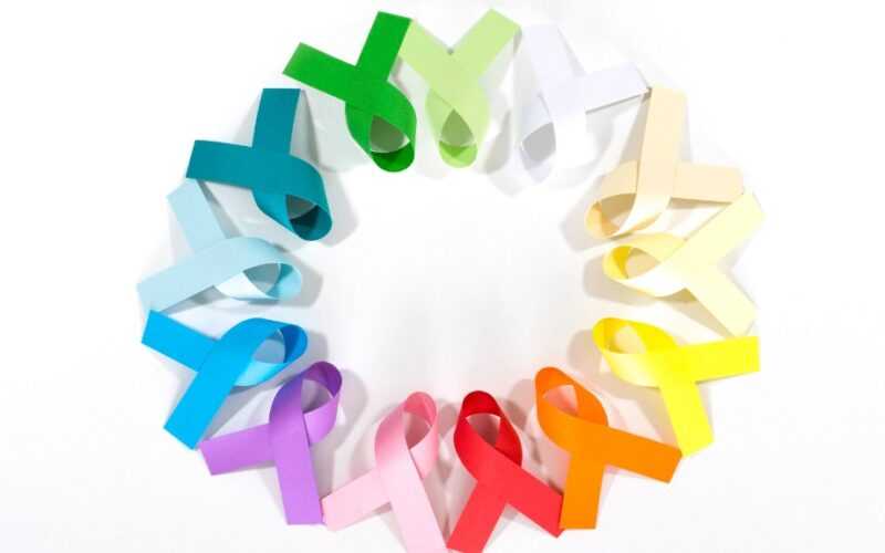 gekleurde lintjes die elk een kankersoort vertegenwoordigen